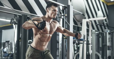 adam vücut egzersiz makinesi ile