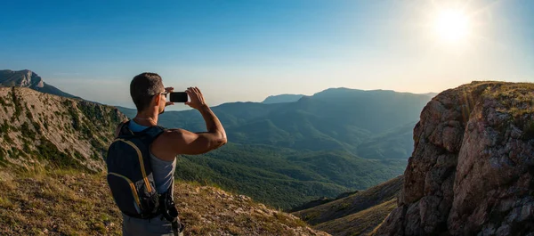 Turistické fotografování na mobilním telefonu — Stock fotografie