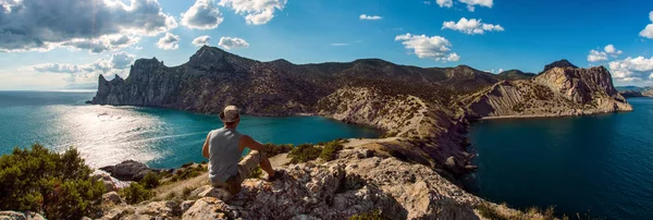 Randonneur sur la beauté paysage Crimée fond — Photo