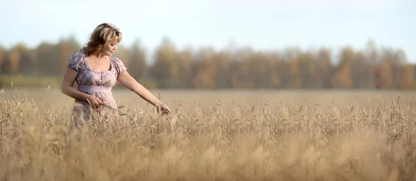 Mulher madura no campo de trigo — Fotografia de Stock