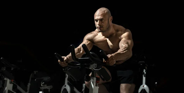 Mann Bodybuilder führen Übung durch — Stockfoto