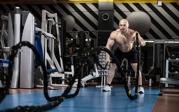 Homem fisiculturista realizar exercício — Fotografia de Stock