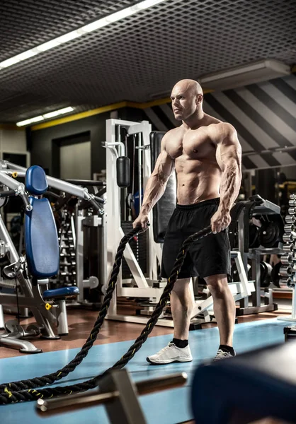 Homem fisiculturista realizar exercício — Fotografia de Stock