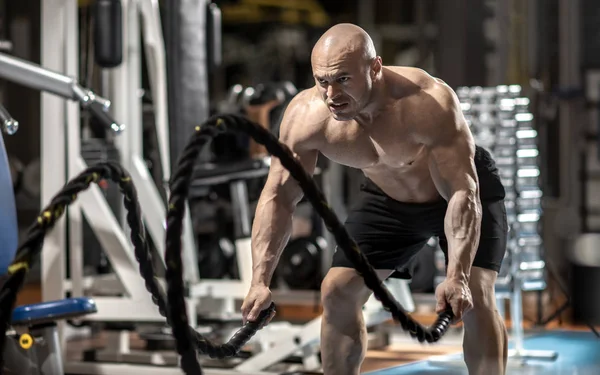 Hombre culturista realizar ejercicio — Foto de Stock