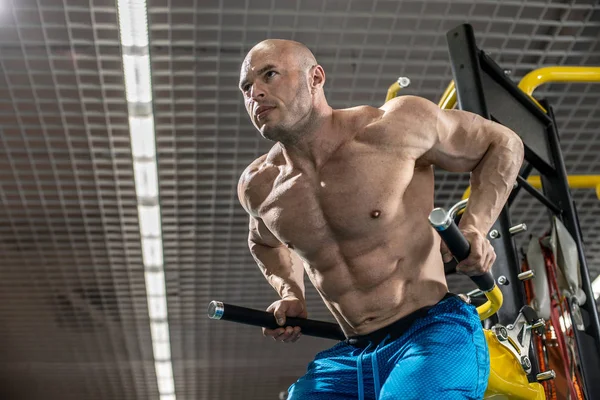 Uomo bodybuilder eseguire esercizio — Foto Stock