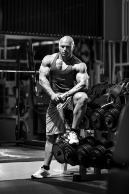 adam vücut geliştirmeci içinde jimnastik salonu