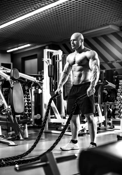 Man bodybuilder perform exercise — Stock Photo, Image