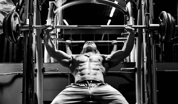 Man bodybuilder perform exercise — Stock Photo, Image