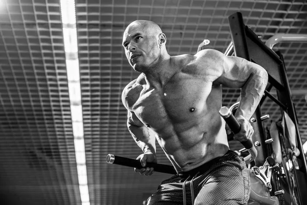 Mann Bodybuilder führen Übung durch — Stockfoto