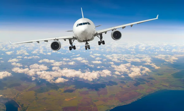 Білий, пасажирський авіалайнер літає в небі — стокове фото