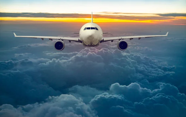 Белый, пассажирский лайнер летит в небе — стоковое фото