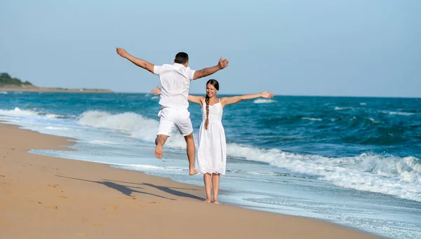 Loving couple on seaside — Stock Photo, Image