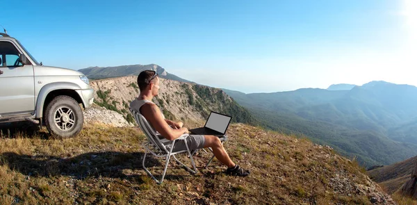 Turista - freelancer sobre natureza selvagem — Fotografia de Stock