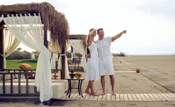 Casal amoroso à beira-mar — Fotografia de Stock