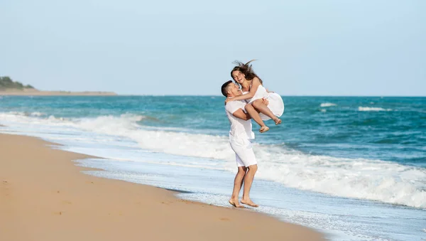 Pareja amorosa en la orilla del mar —  Fotos de Stock