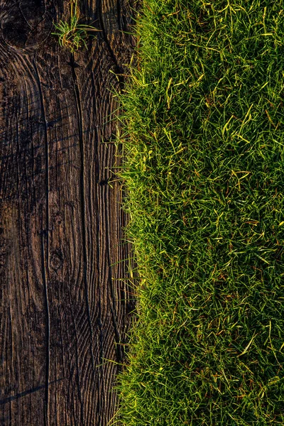 Textura de madera vieja y fondo de hierba verde —  Fotos de Stock