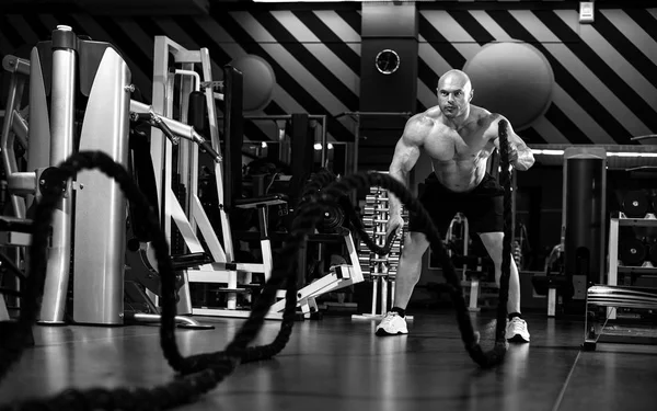 Homme bodybuilder effectuer l'exercice — Photo