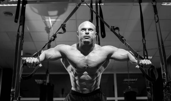 Man bodybuilder perform exercise — Stock Photo, Image