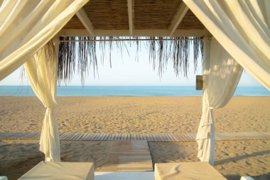 deniz kıyısında bungalov görünümü