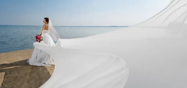 Beautiful fiancee on shore sea — Stock Photo, Image