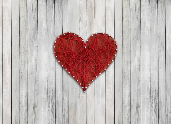 Červené srdce na dřevěné desce — Stock fotografie