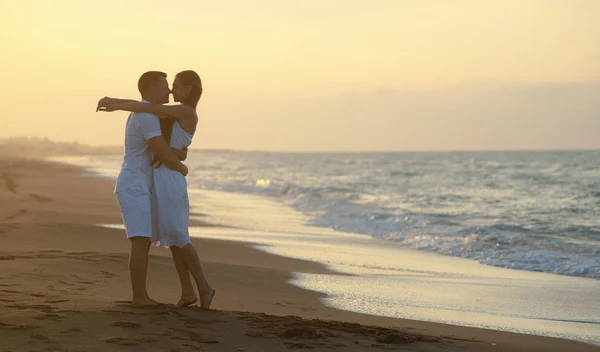 Kochająca para na wybrzeżu — Zdjęcie stockowe