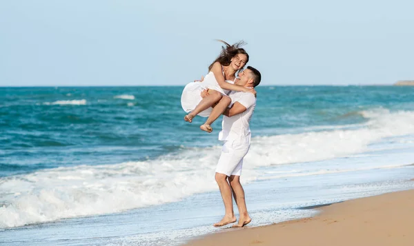 Casal amoroso à beira-mar — Fotografia de Stock