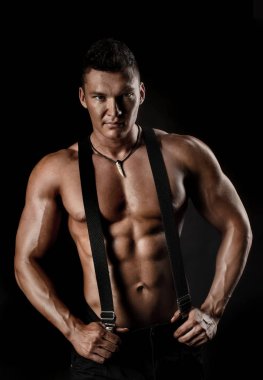 siyah arka plan üzerinde portre kaslı adam