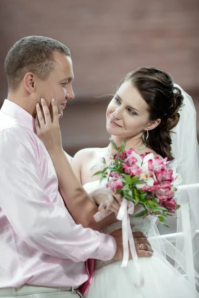 Retrato feliz casal recém-casado — Fotografia de Stock