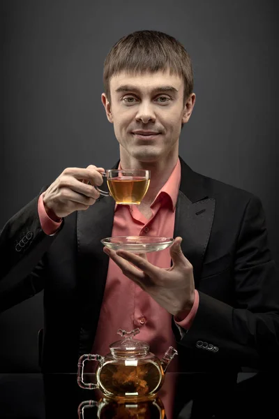 Людина з чайним портретом — стокове фото