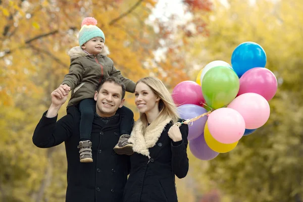 Familia feliz con un niño pequeño — Foto de Stock