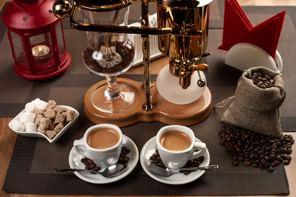Två kopp med svart kaffe och gejser kaffekanna — Stockfoto