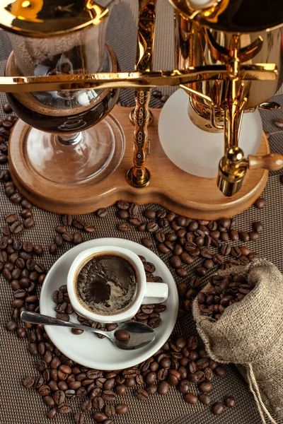 Två kopp med svart kaffe och gejser kaffekanna — Stockfoto