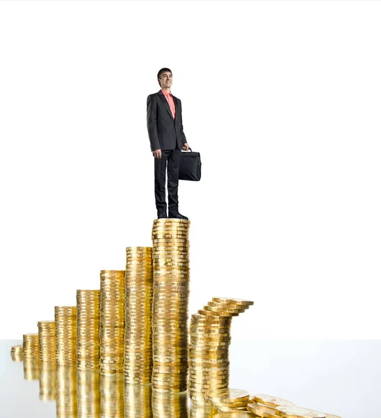 Homem de negócios em pé no rouleau ouro monetário — Fotografia de Stock