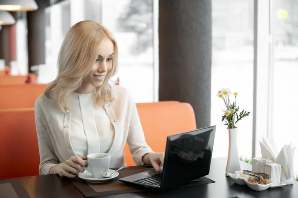 Giovane donna in caffè — Foto Stock