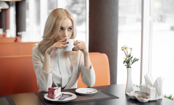 Mujer joven en la cafetería — Foto de Stock