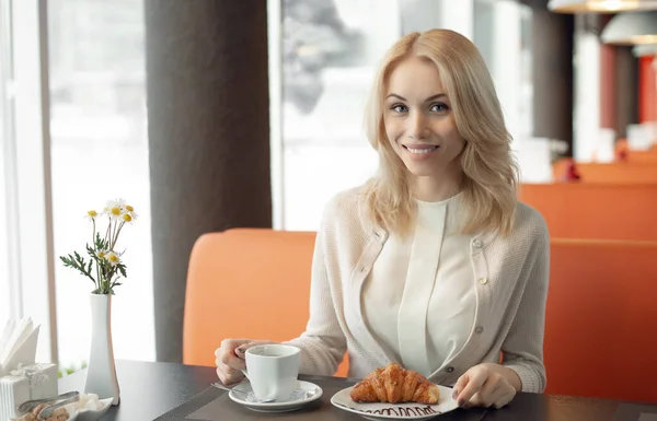 Giovane donna in caffè — Foto Stock