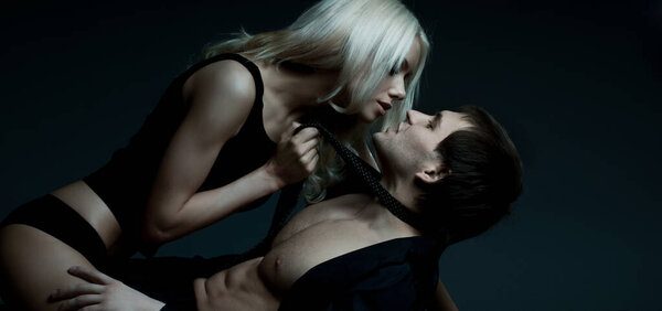 сексуальная пара занимается любовью
