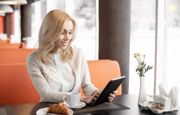 Giovane donna in caffè — Foto Stock