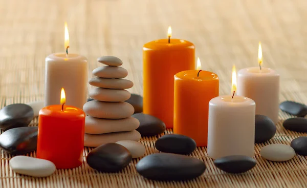 Natura morta gruppo di candele e pietre — Foto Stock