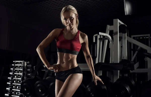 Schöne Frau Bodybuilder im Fitnessstudio — Stockfoto