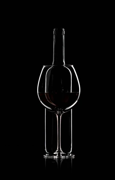 Üveg és borospohár vörösborral — Stock Fotó