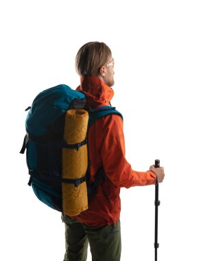 Turist - sırt çantalı ve turistik ekipmanlı bir gezgin, giysileri beyaz arka planda, izole bir şekilde geri dönüyor. Seyahat ve tatil kavramı