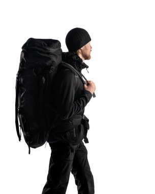 Turist - sırt çantalı ve teçhizatlı siyah turist beyaz arka planda yürüyor (yanlamasına) )