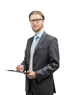 Gözlüklü bir işadamı ya da ofis çalışanı beyaz arka planda defter ve gülümsemeyle dikiliyor.