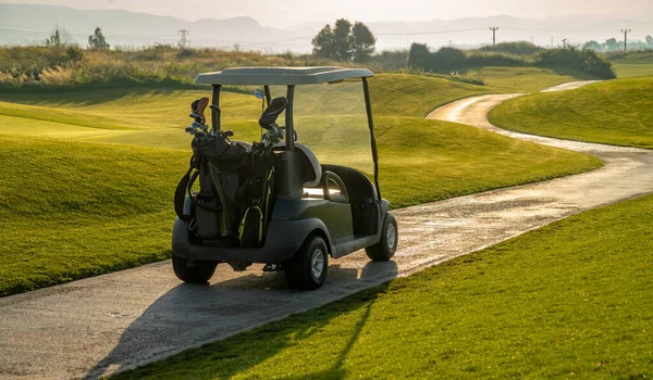 緑のゴルフ場と電気自動車の風景横の写真 — ストック写真