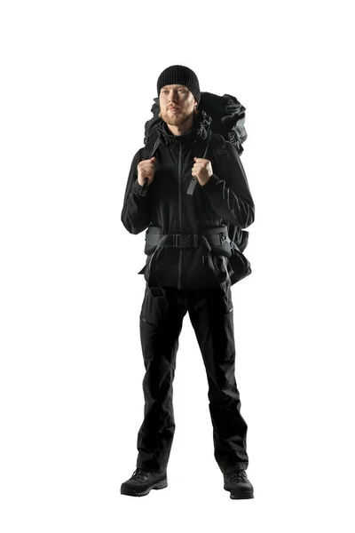 穿着带有背包和装备的黑色旅游服装的游客背包客站在白色的背景上 与世隔绝 — 图库照片