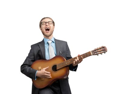 Müzikal enstrümanla çalan bir iş adamı ya da ofis çalışanı portresi - gitar ve yüksek sesle, beyaz arka planda, izole edilmiş