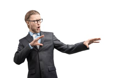 Gözlüklü bir işadamının portresi, beyaz arka planda, gözlüklü, sihirli bir jest gösteriyor.