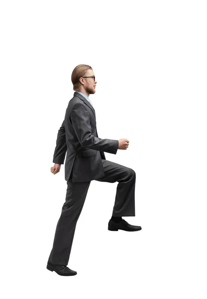 ある男性実業家が白い背景の上を歩き — ストック写真